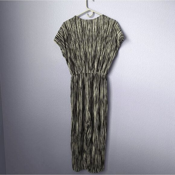 Coco's CloZet Jumpsuit Capris Wide Leg Romper Black & White Medium Deep V Neck - Picture 3 of 9